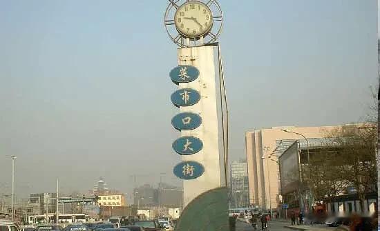 1898年，光绪身边几个职位并不高的小人物，搞了一场轰轰烈烈的百日维新。几个人可