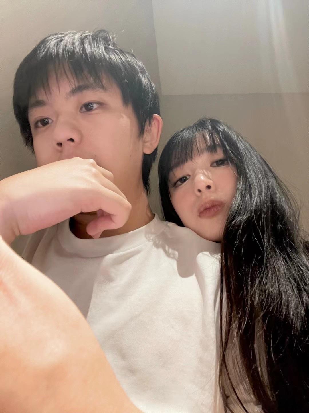 突然回去翻了旧照片发现生活里处处都有lc的影子 ​​​
