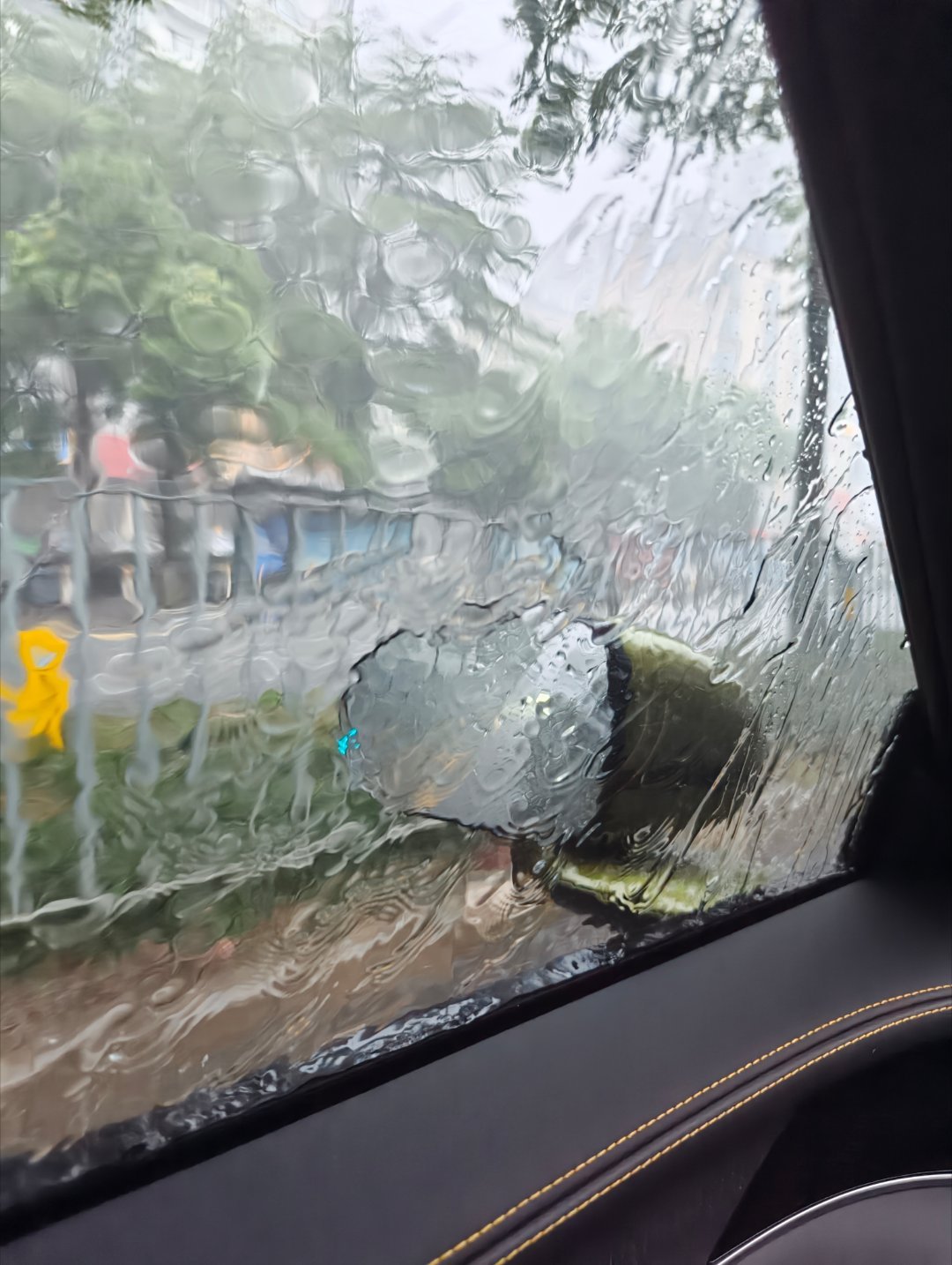 深圳天漏了呀。这种暴雨天气，估计只有华为的辅助驾驶还能正常使用吧。 