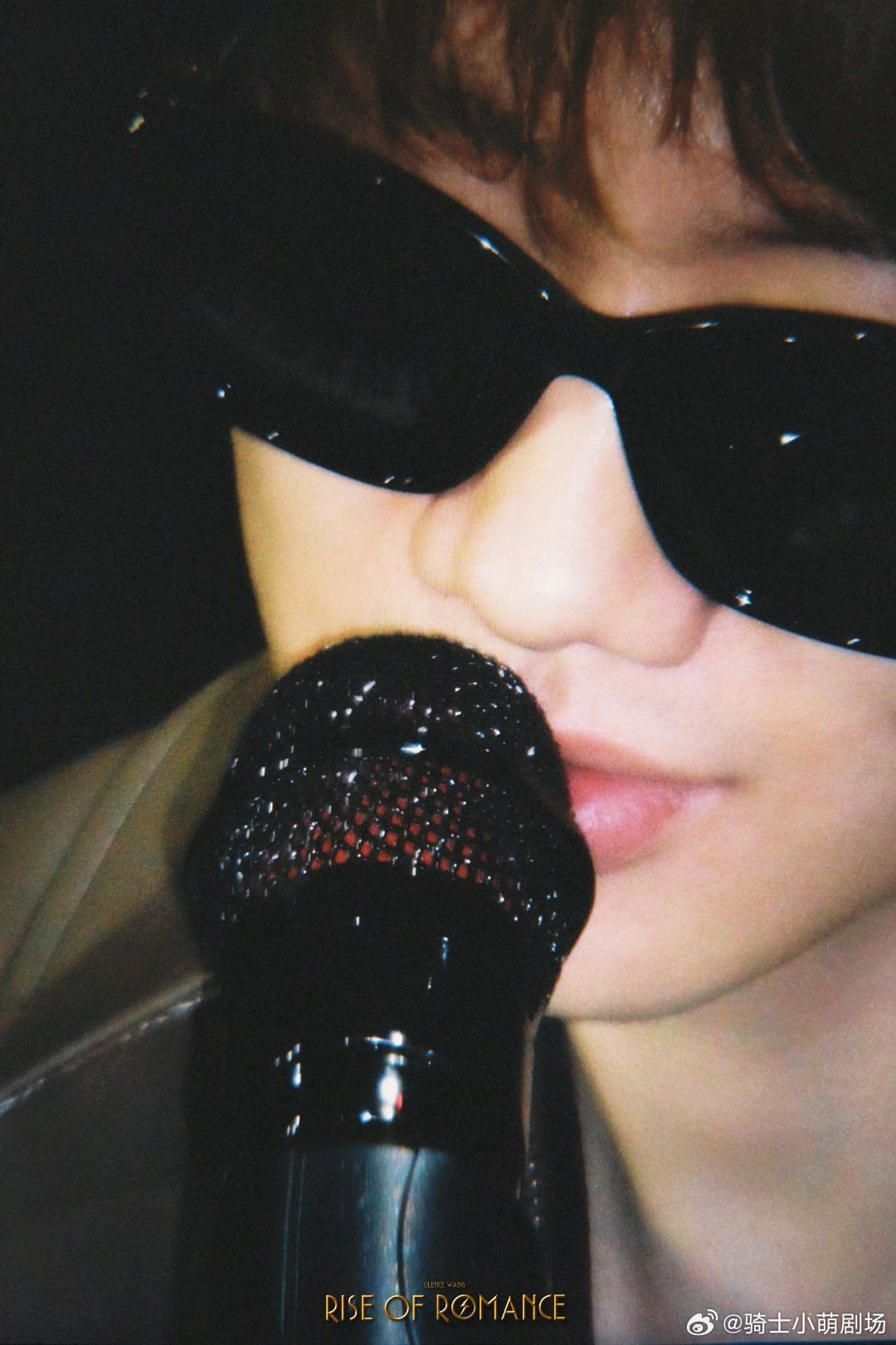 在汪苏泷演唱会上淋到人生雨了汪苏泷演唱会的粉色爱心钥匙彩带雨太绝了！如梦幻瀑布般