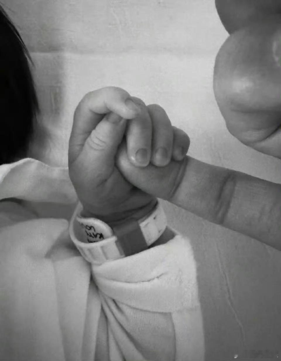 宋仲基这回是儿女双全了“非常感谢，我遇见了另一个可爱的女孩，一个非常漂亮的公主健