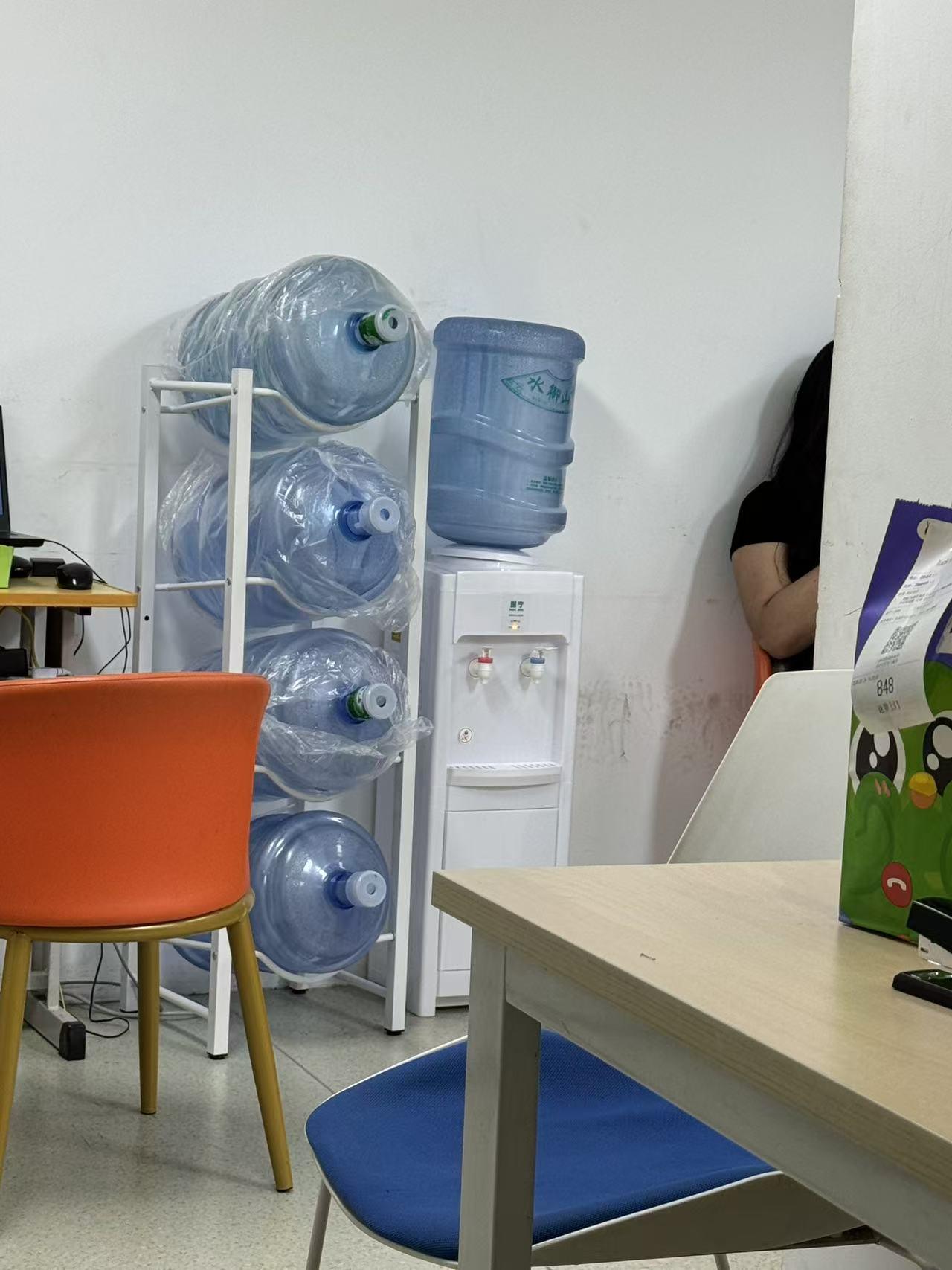 小孩去学习，离开家的时候我告诉说：带上水。
小孩说：在便利蜂买就行了。
出地铁站