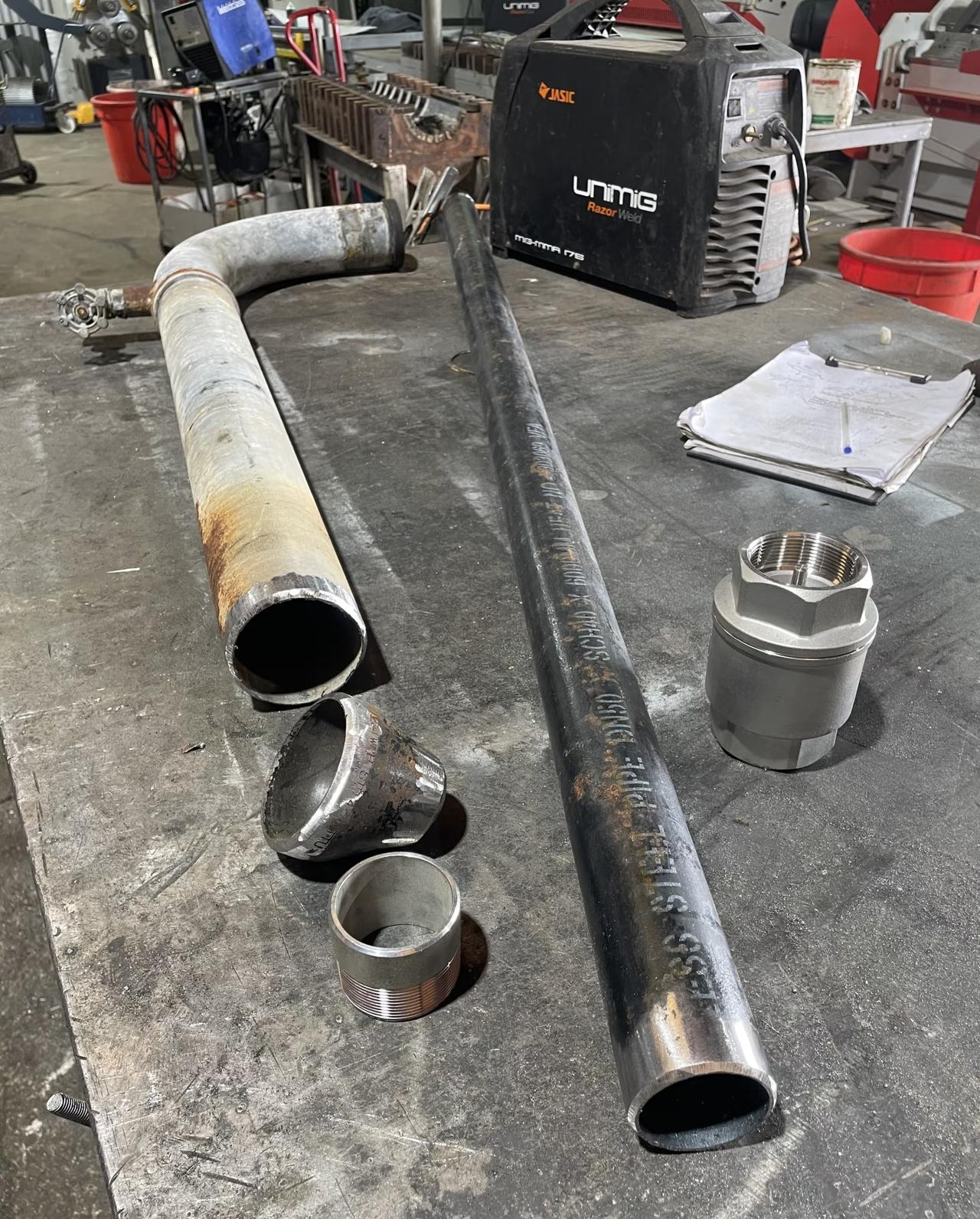 3000元一月招一个水电工师傅不好招，电工证肯定要有的，没电工证谁敢要，出了事那