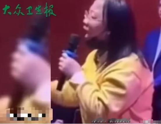 “终于有家长站出来了！”一位女家长说：“你们不敢说我说，学校能不能把那个电子屏的