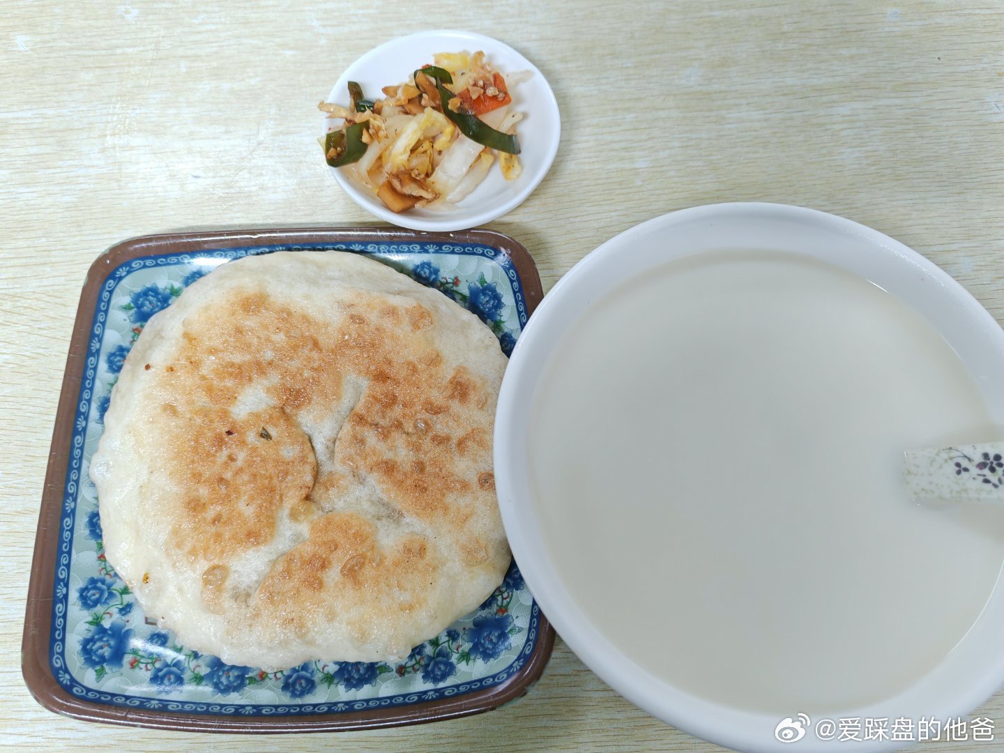 早餐是豆浆一碗，不加糖，牛肉饼，一共8块钱，舒服啊！ 