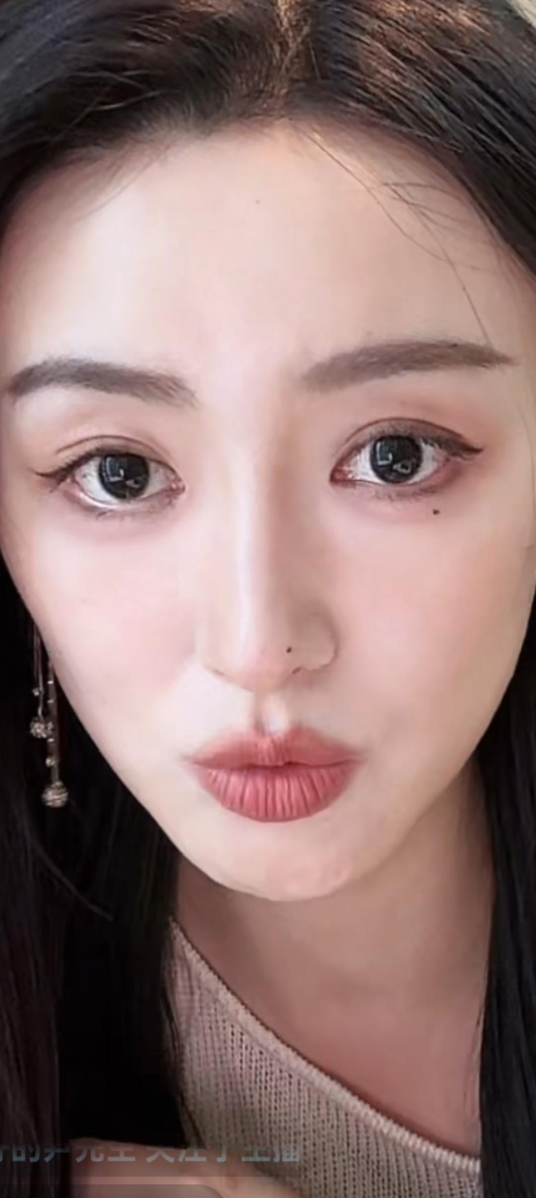 温柔眼妆，甜美微笑，元气满满的一天！🌟💄😊