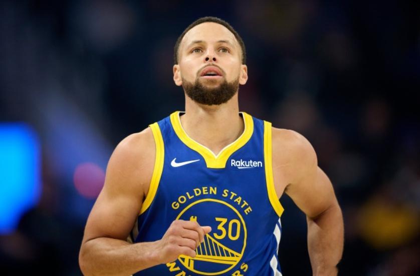 勇士今日在客场98-99不敌太阳。本场比赛，库里状态糟糕，全场攻不进防不住，串联