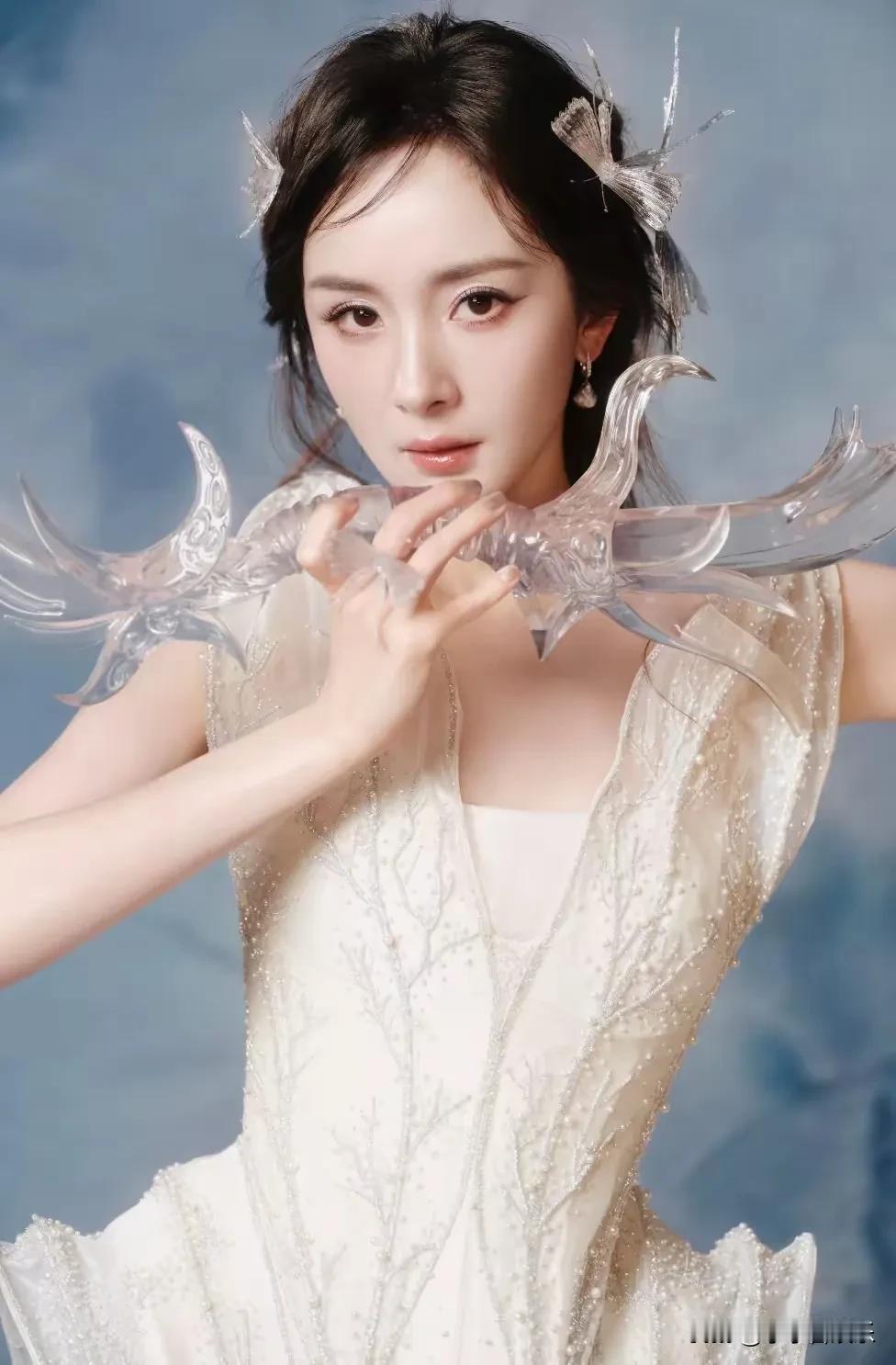 一夜之间，黑杨幂的人都闭嘴了！

不是她又谈恋爱了，也不是谁家剧爆了。是38岁的