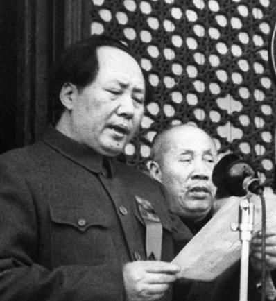 1949年10月1日，天安门城楼。

广场上站着三十万人。

毛泽东走上去，宣告