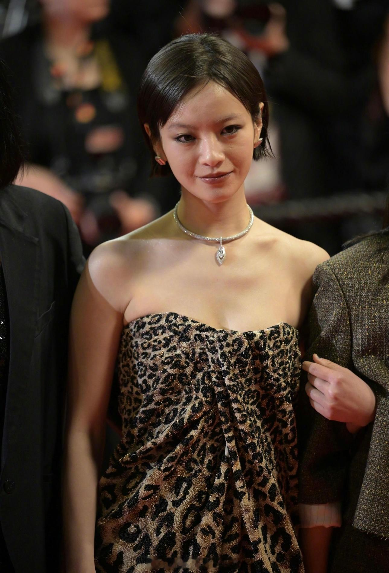 李庚希现身戛纳电影节红毯表现如何？ 