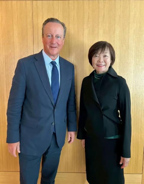 安倍晋三估计要死不瞑目了，他老婆安倍昭惠在他死后，四处走穴，名为公益文化外交，实