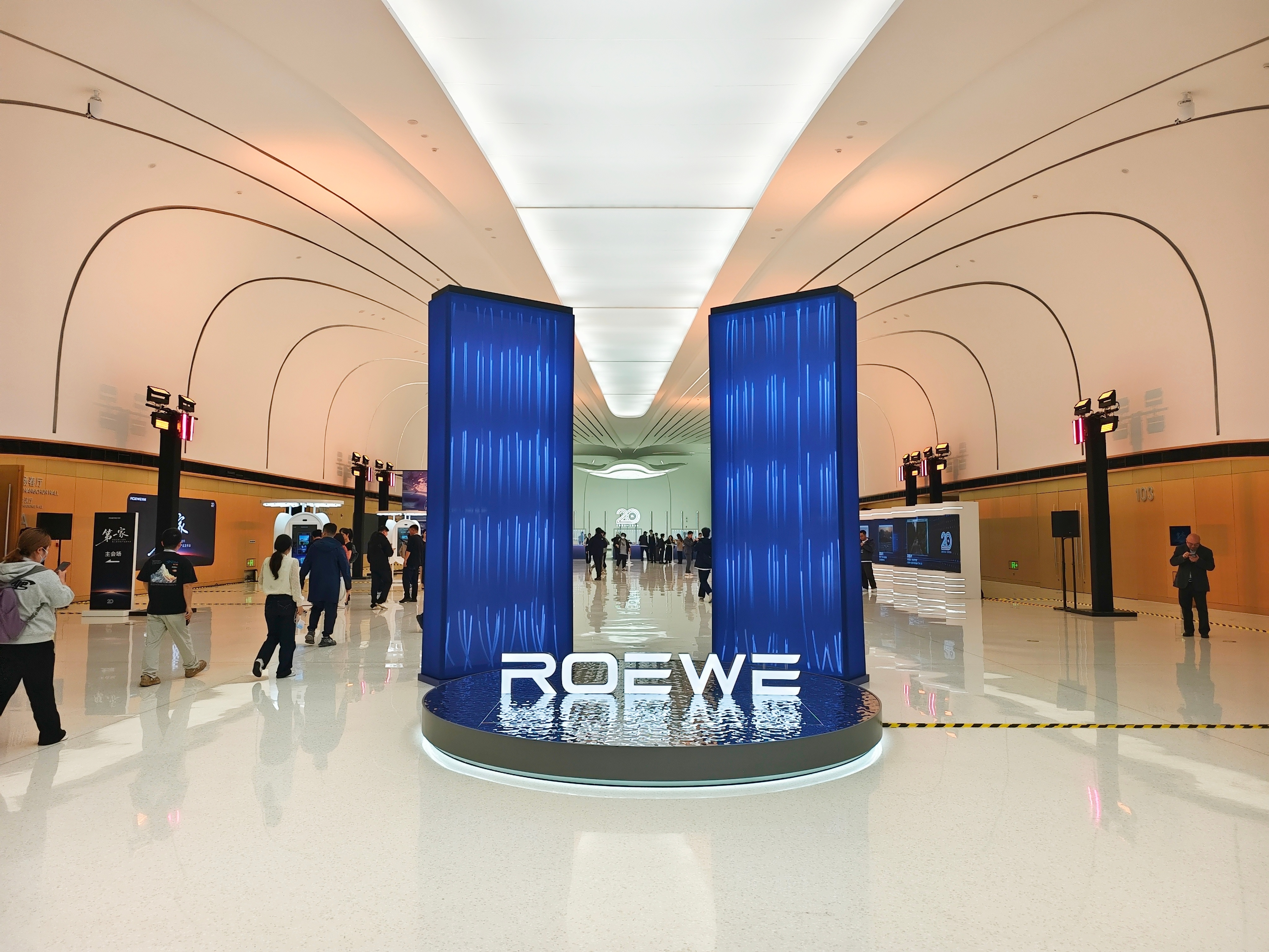 今晚荣威和火山引擎携手，迎接全新原生AI 汽车序列的诞生，一晃荣威品牌都成立20