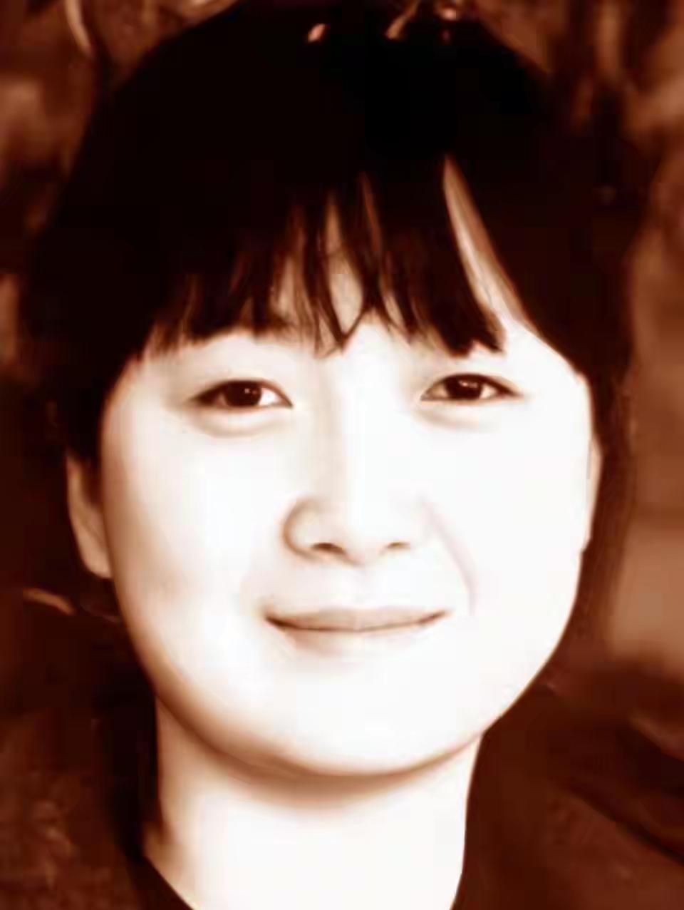 她没消失，只是没再上热搜。
1997年那场婚姻，被人骂了二十多年。
可没人问她，