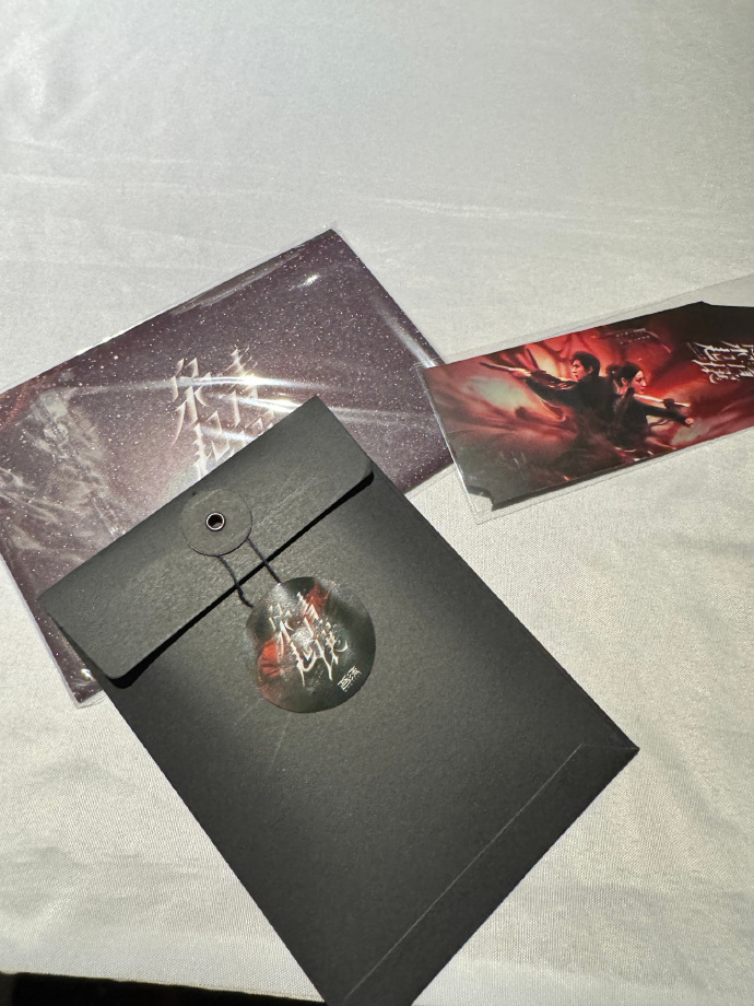 迪丽热巴凭借不吃晚饭瘦 6 斤的毅力维持良好状态，新剧伴手礼的大方配置也传递出待