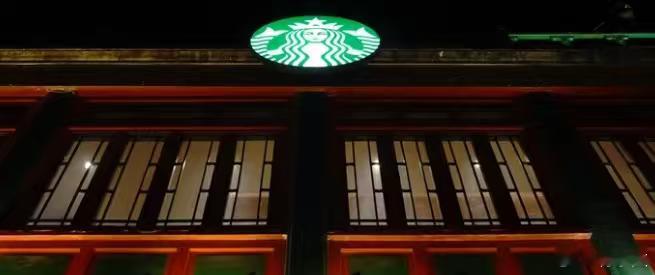 星巴克又双叒叕裁员了！为降本增效，星巴克再启成本大瘦身，在美国再裁300人、关闭