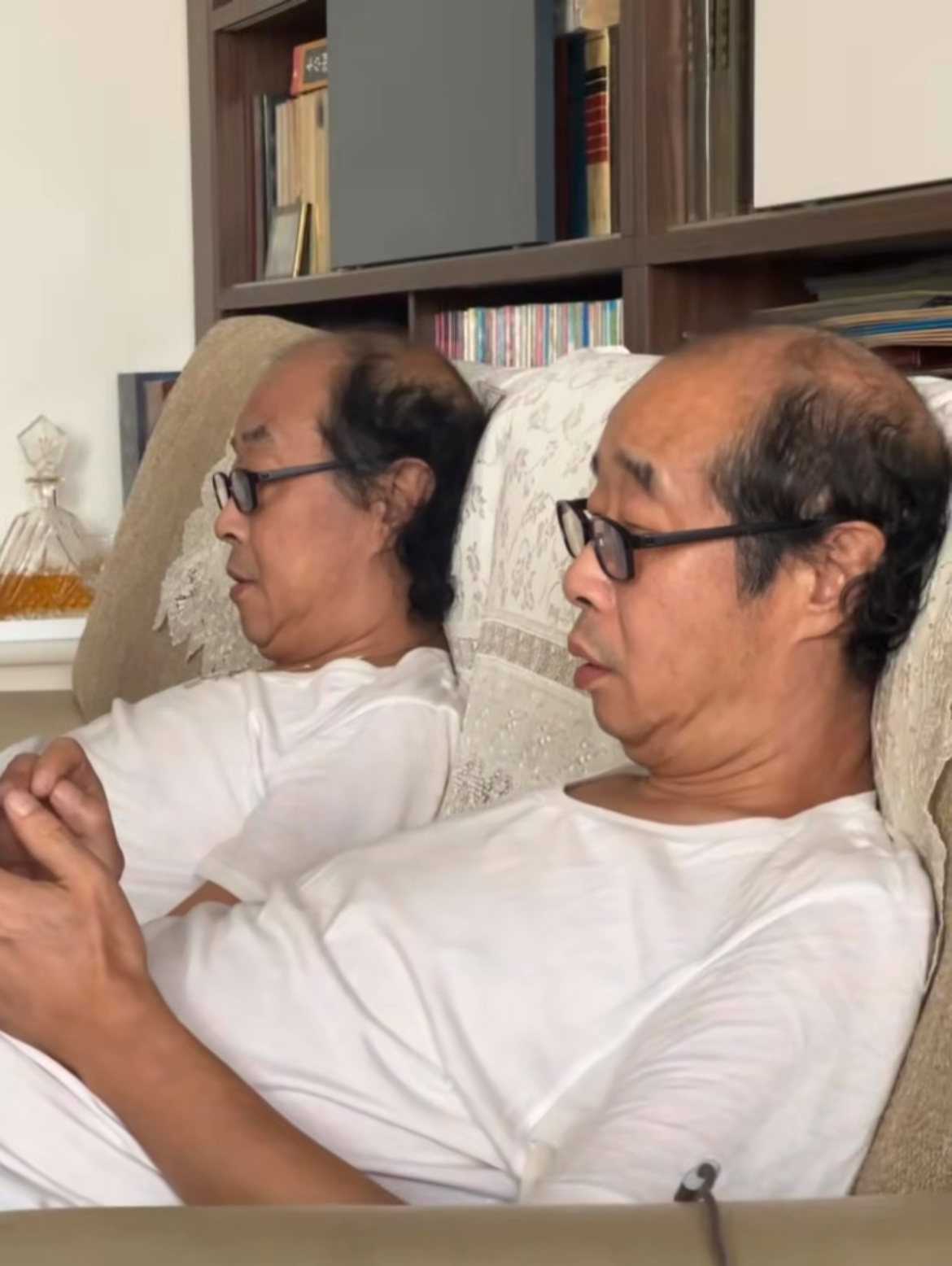 双胞胎父亲和大伯同款姿势玩手机博主回到家发现父亲和大伯穿同款白T同款姿势玩手机。