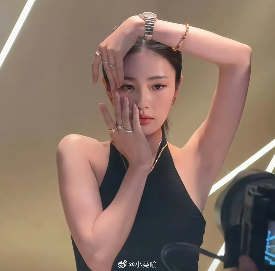 白鹿为什么没有奢牌代言呢？看了下面三张图什么都能明白了，四个字：毫无表现力。 ​