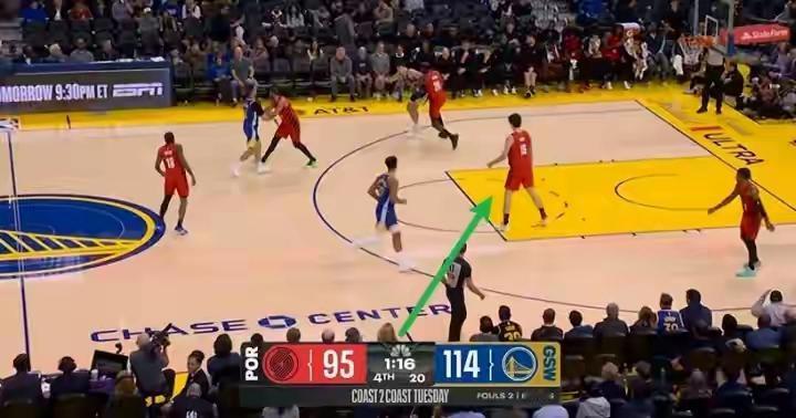 关注杨瀚森，关注杨瀚森在NBA的比赛。在NBA开拓者对战勇士的比赛中，杨瀚森替补