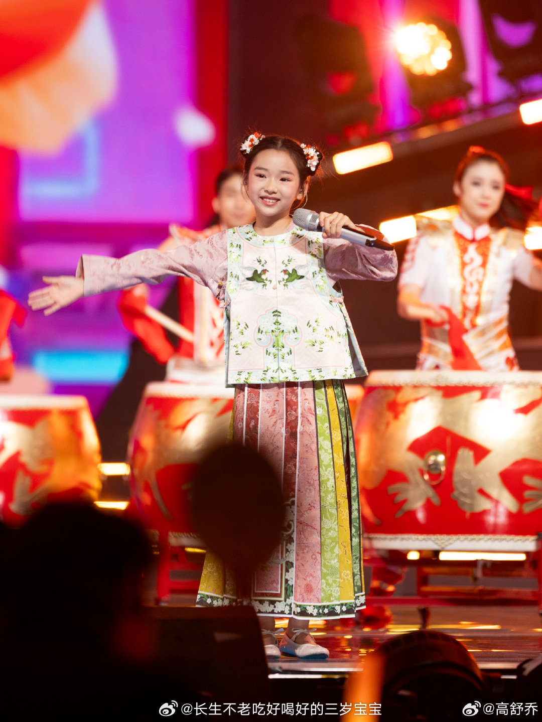 小酒窝发博好一个活泼可爱、落落大方的中国娃！这就是我们新时代女孩子最美好的样子吧