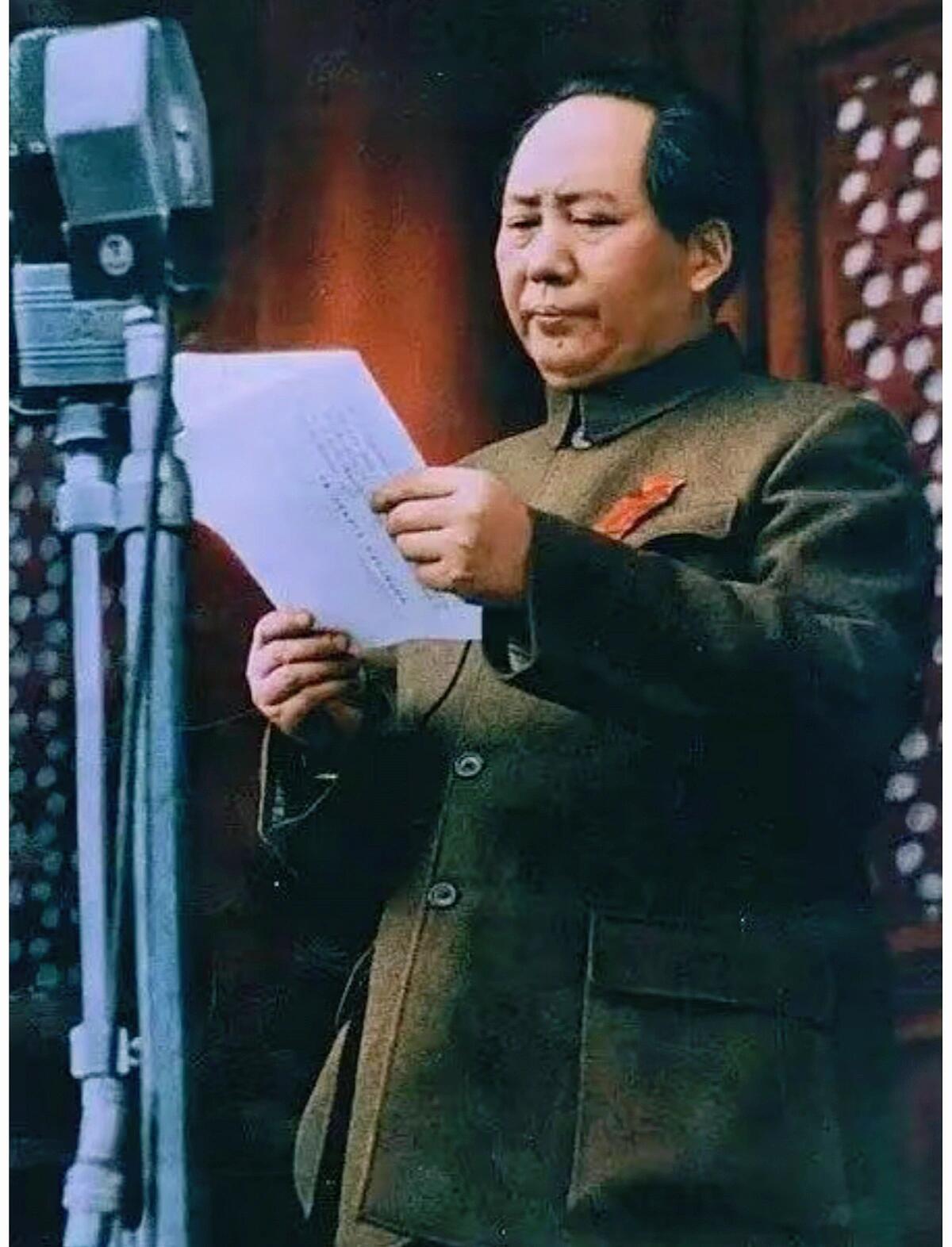 伟人虽逝，精神永存！毛主席的身影从未远去。他的思想不是陈列在博物馆里的文献，而是