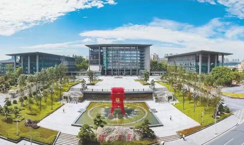 近日，泸州老窖交出白酒行业“寒冬”下的答卷——2024年营收312亿、净利润13
