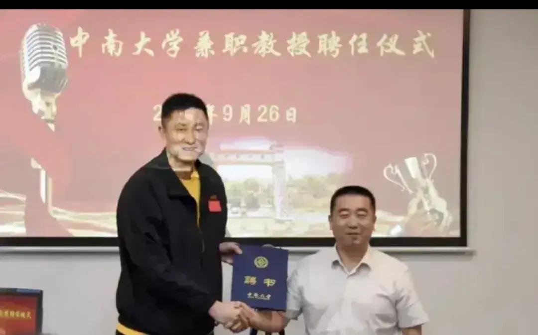 CBA是个圈。给不知道球迷，普及一下杜峰家族深深扎根在广东。1. 大姐：杜萍（丈