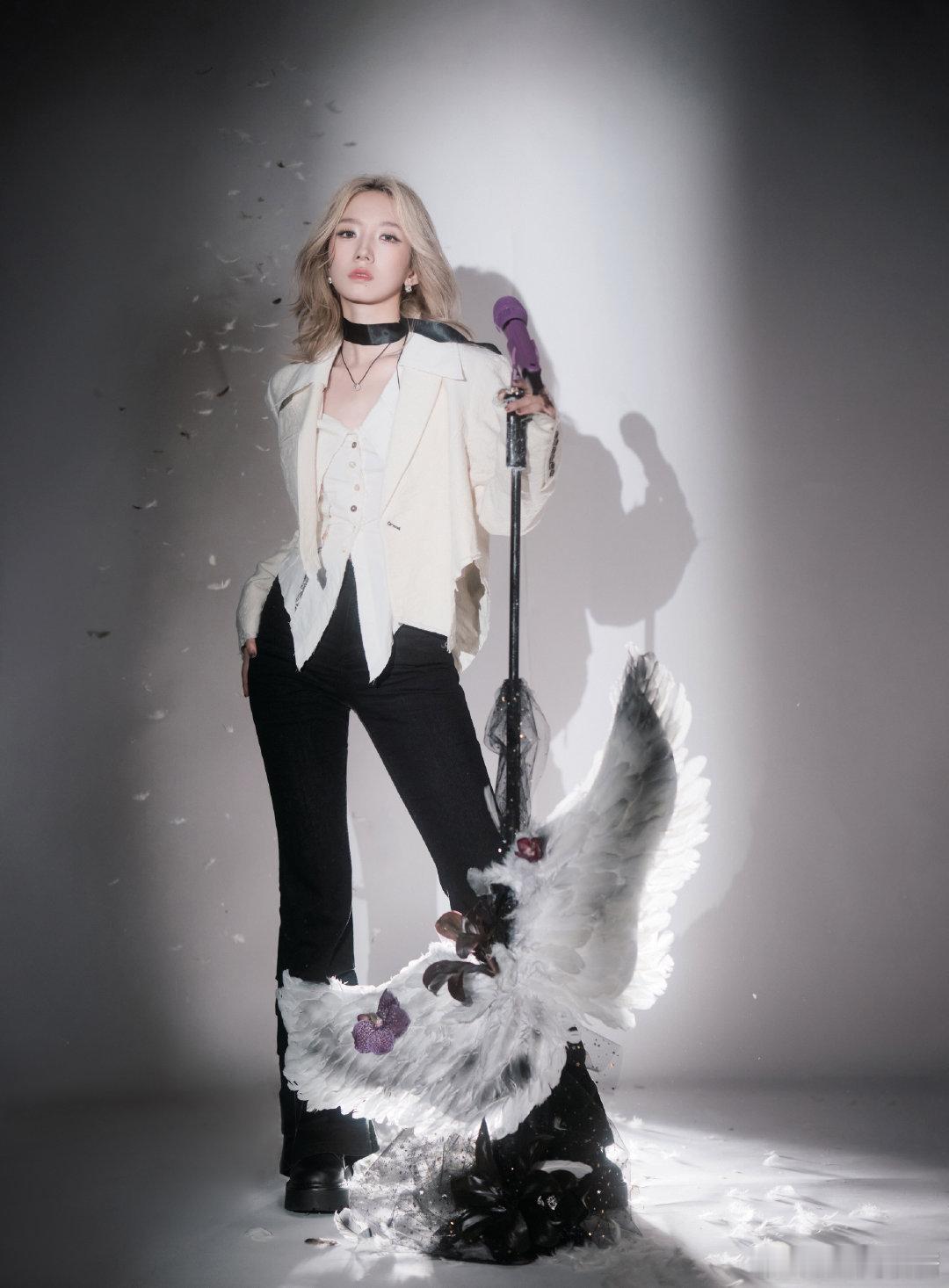 #孟美岐一整个凹进去了# 孟美岐这身充满阳光运动风的造型参与篮球活动本应是一道亮