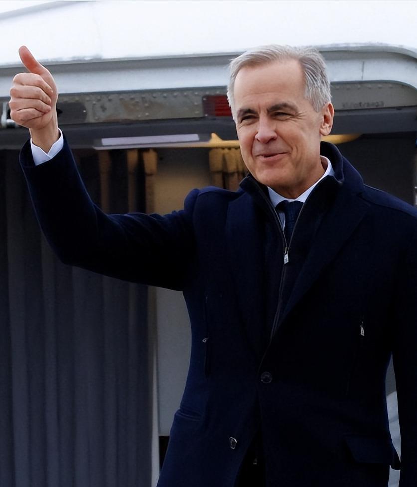 加拿大总理卡尼的专机刚落地中国，特朗普就送了一个“神助攻”，直接断了加拿大的退路