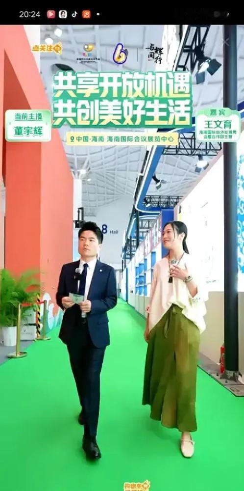 女人潜意识的身体距离根本骗不了人。你死盯海南经发局主管王文育看董宇辉的眼神，从去