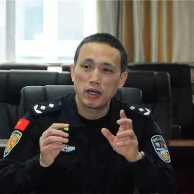 2000年5月，中国小伙被派到厄瓜多尔国家特警队教中国“功夫”，那里个个身手不凡