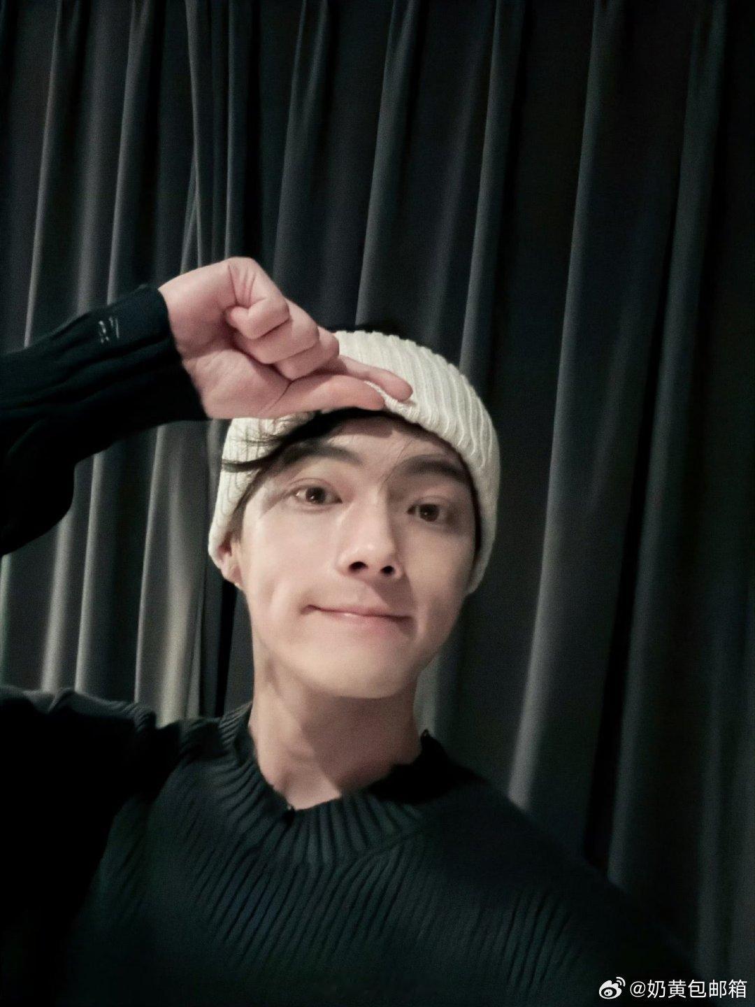 许凯立冬自拍照纯素颜吧，看起来状态很好哎。 ​​​