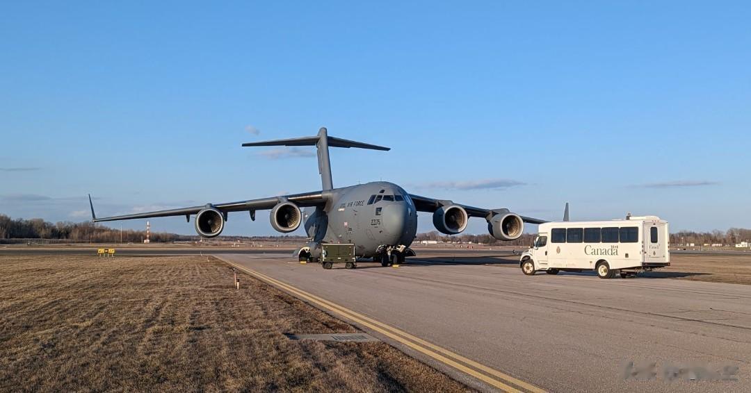 组图：英国皇家空军派C-17代加拿大向乌克兰运物资
近日，英国皇家空军一架C-1
