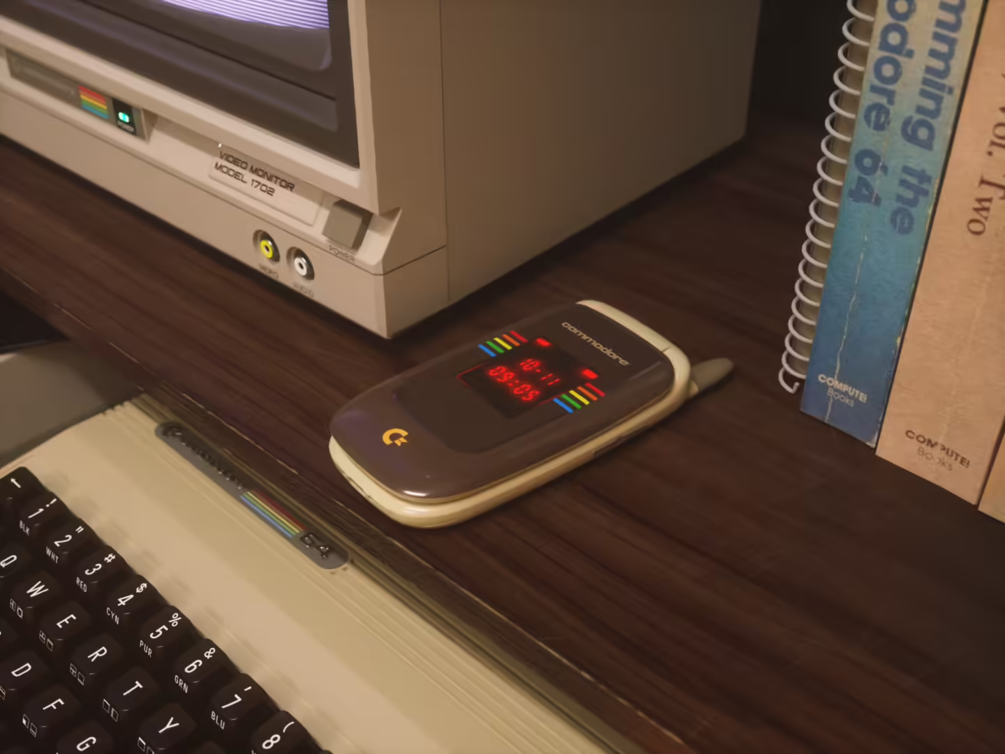 Commodore，就是那个80年代做PC的老牌厂商，突然推了个翻盖机，叫Cal