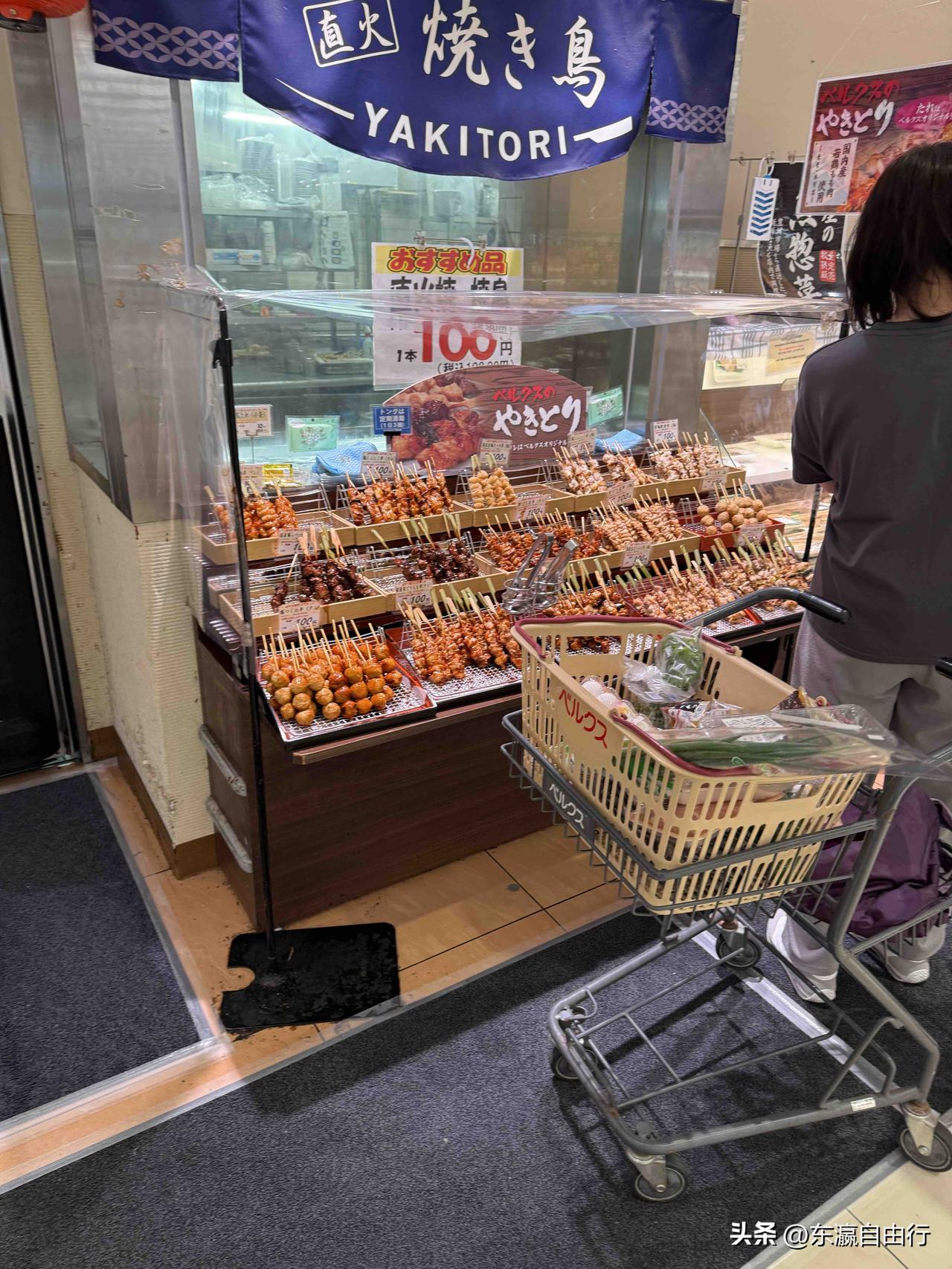 这超市里的烤鸡串好便宜，
100日元一串（不含税）。
味道有点甜。
日本人最喜欢