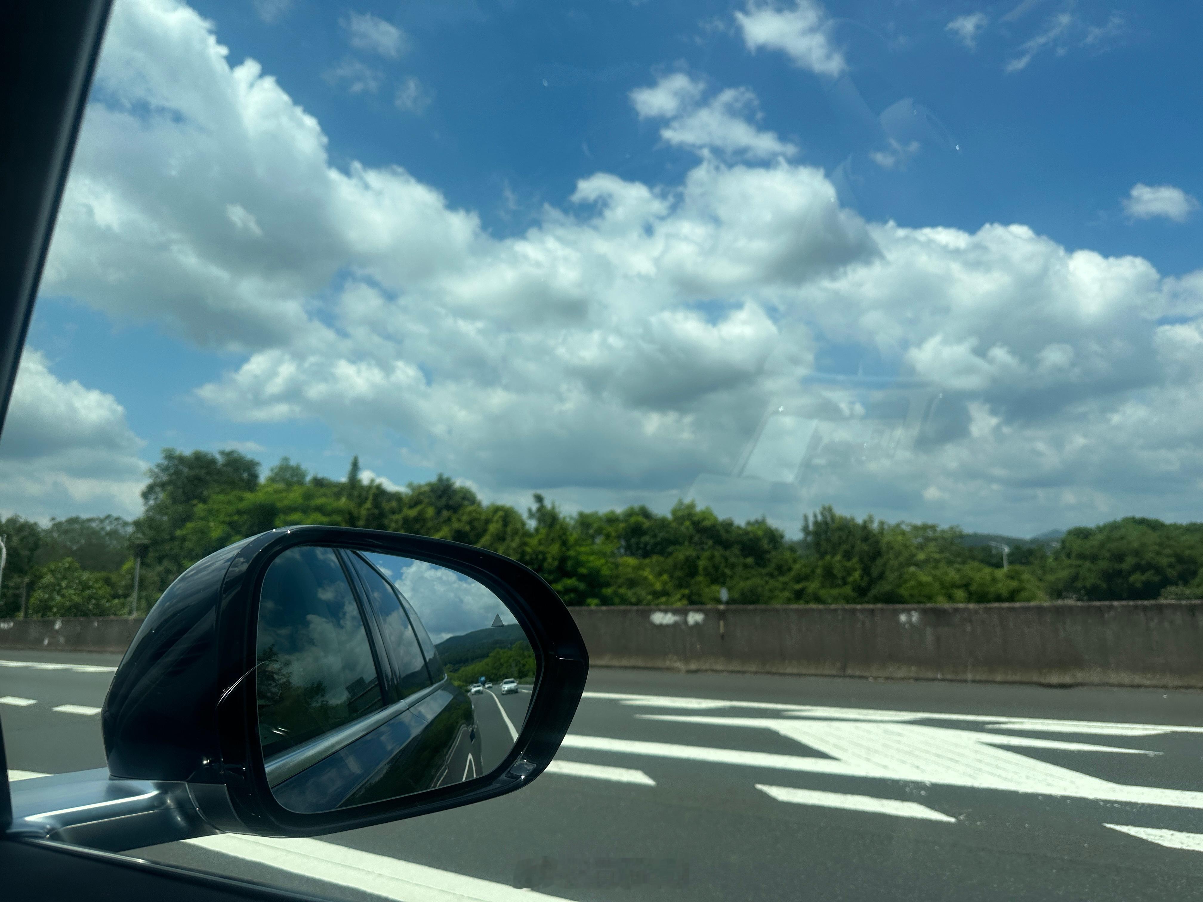 暑假要结束咯，开学前去山里呆着～驾驶位这个遮阳板可以前后移动，有细节。家用车一定