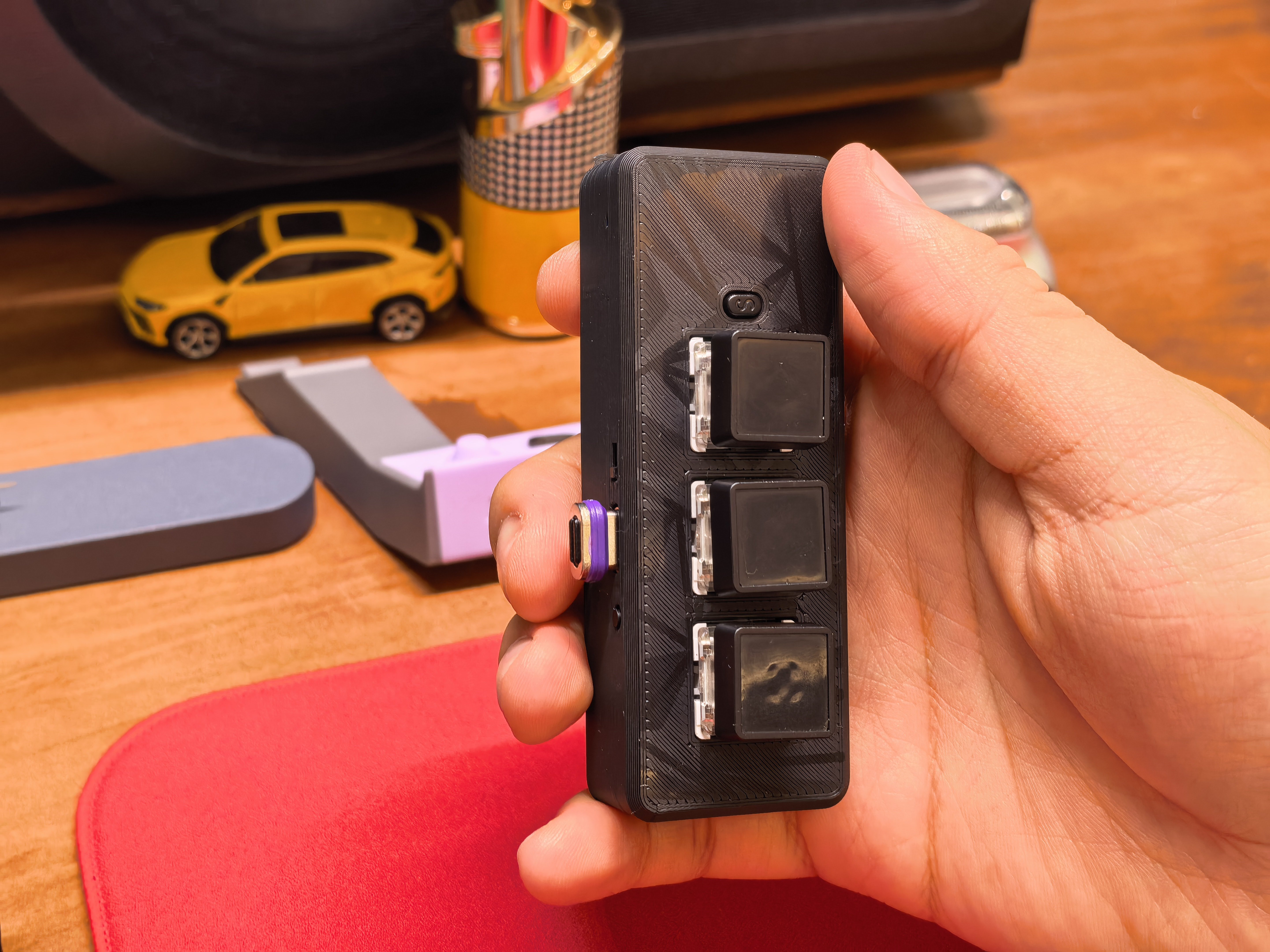 收到做的AI小键盘， 网上选了一个磁吸充电的底座，用起来超方便