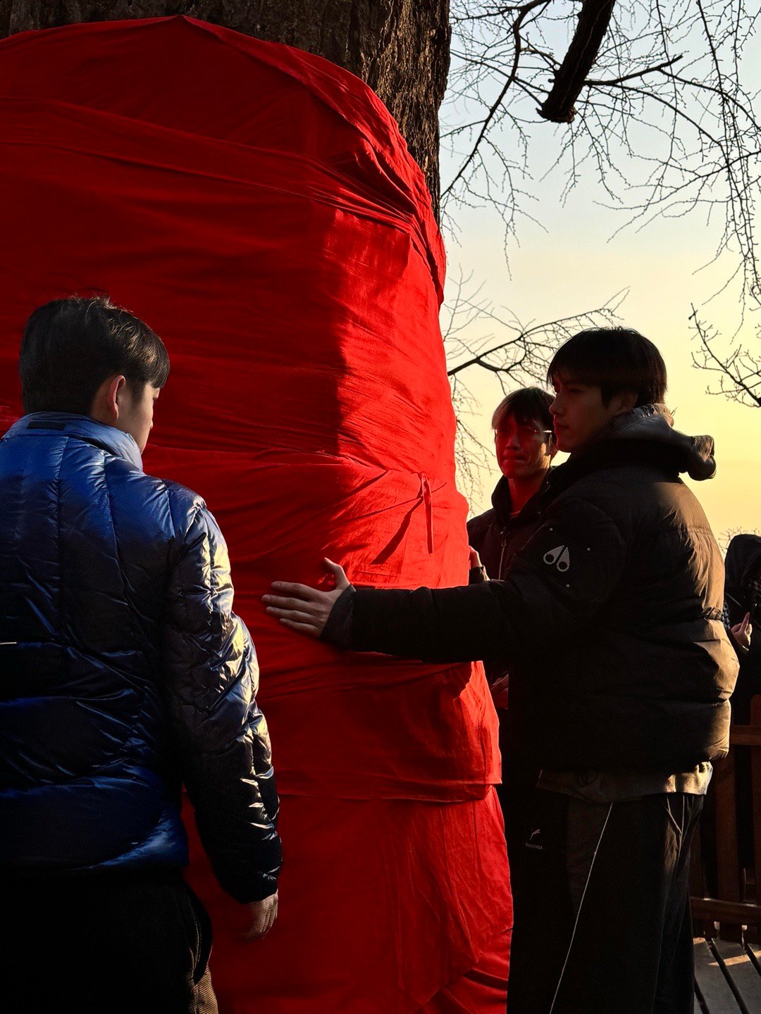 大孤山遇到陈飞宇 网友大孤山遇到陈飞宇，说本人真的巨高 巨帅素颜皮肤好好😌 