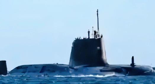 就这么悄悄就位了，英国没搞大张旗鼓的军演，没发高调的声明，就直接把自家顶尖核潜艇
