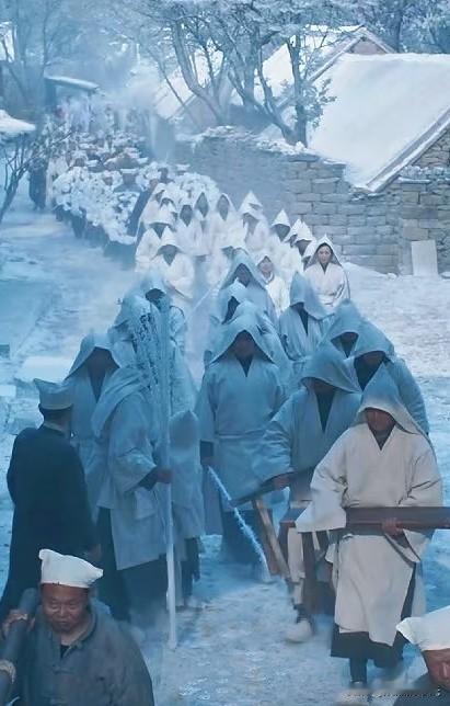 这一刀砍得那是相当痛快！

运尸、火化、骨灰寄存，这些以前能把人那点抚恤金掏空的