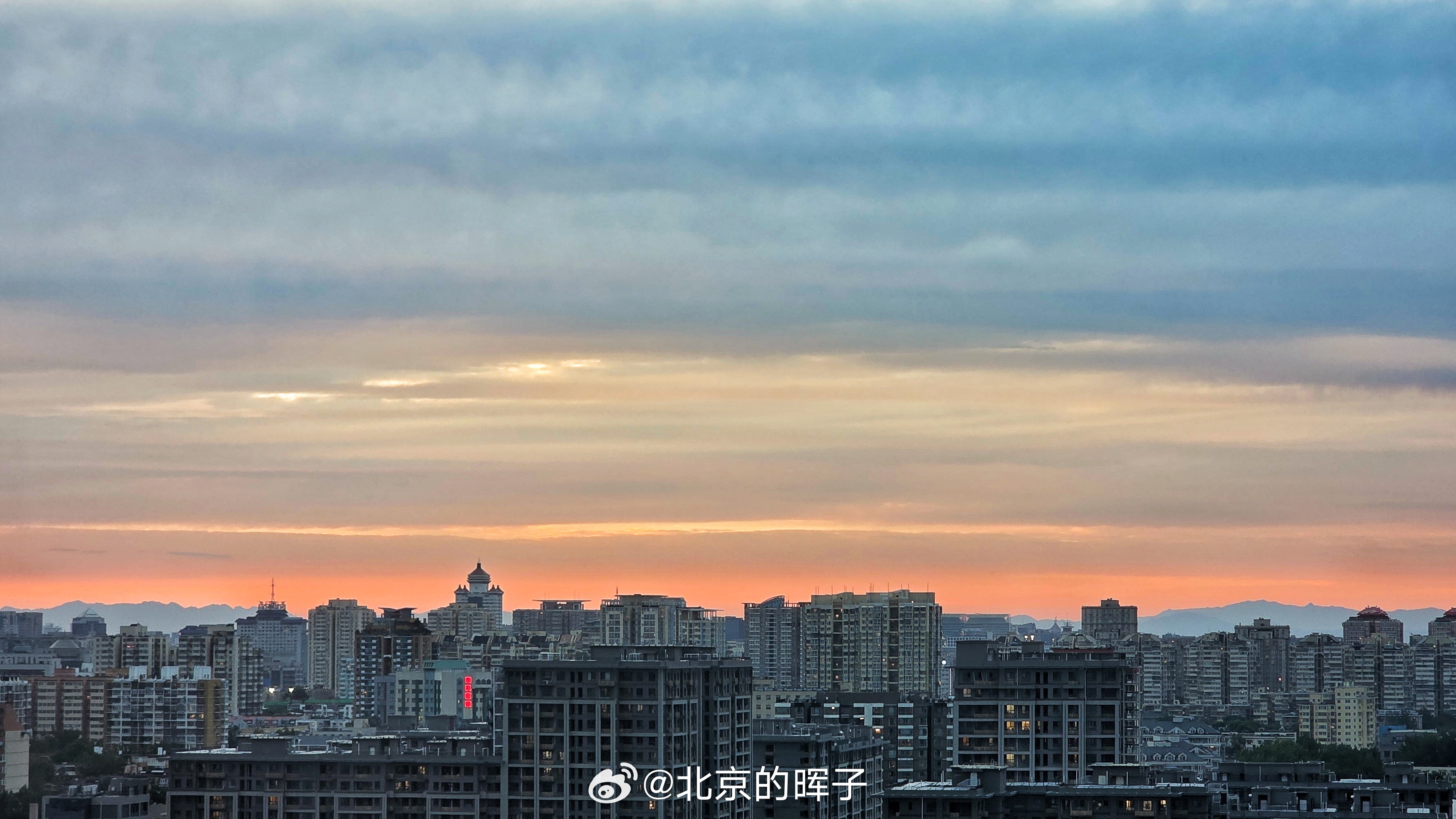 烧起来就是一瞬间，光，每分每秒都不一样🌞北京晚霞