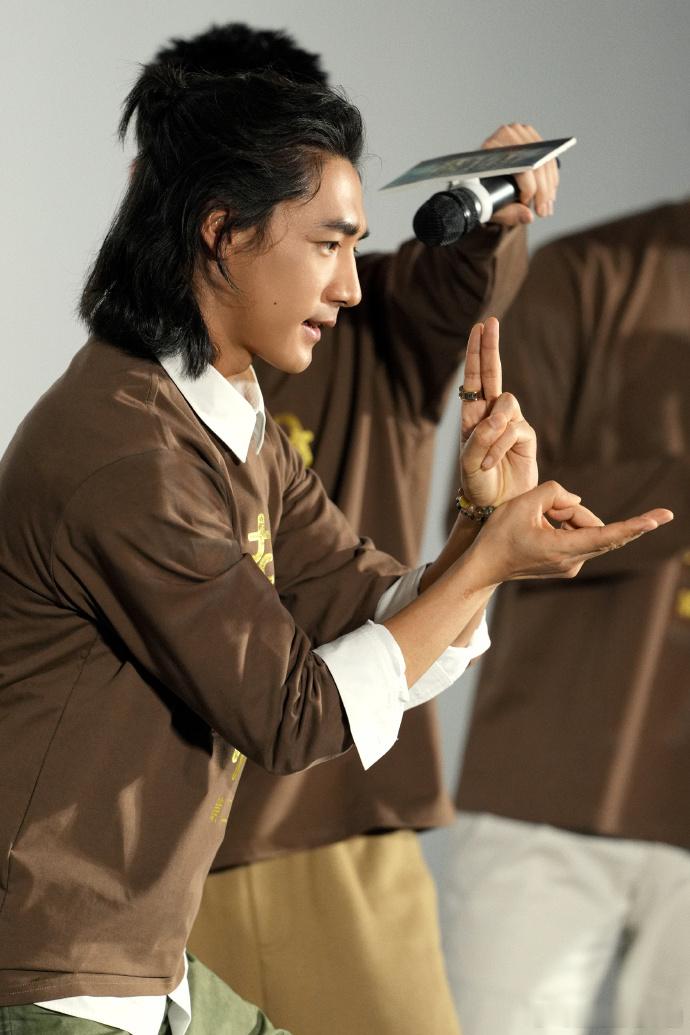 此沙杨戬封神有效镜头 为了演好杨戬，反复揣摩动作细节，连站姿都这么讲究，全身心投