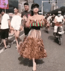 没看错的话是鸡毛掸子吧  