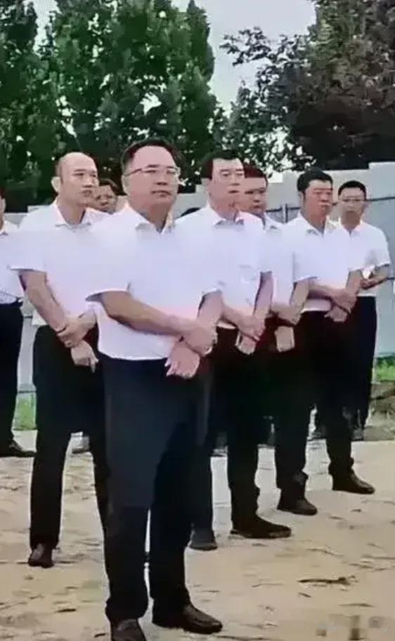 手放哪里，看来是大有讲究的，有把手放在胸前的人，也有背着手的人，好像不同的放法，
