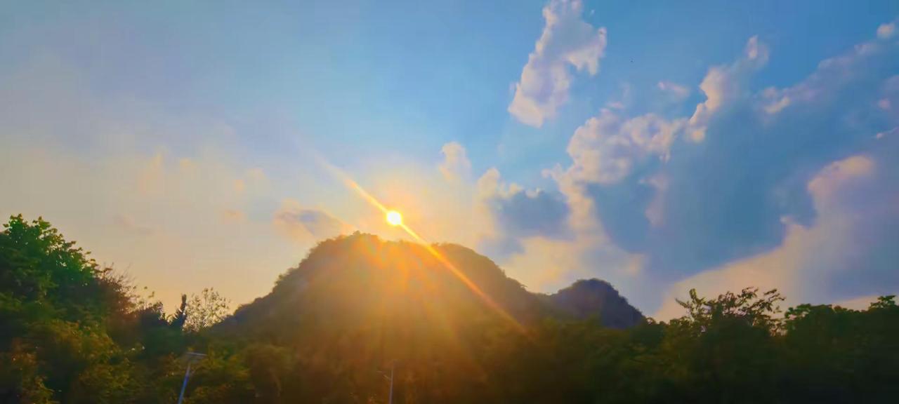 50℃高温暴击印度国际新闻日落下的山间美景 山顶治愈系风景