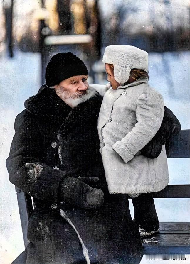 1908年，俄国文豪列夫·托尔斯泰与他深爱的孙女坦尼娅（Tanya，全名塔季扬娜