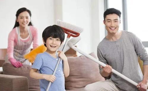 从实际层面看，做家务能让孩子掌握基本生活能力，比如整理房间、洗碗、扫地等，这些技