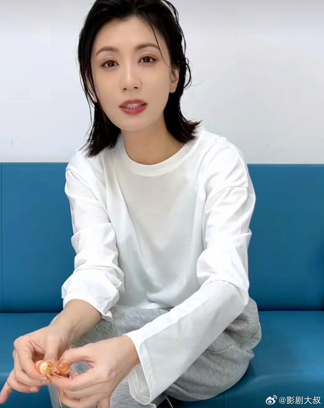 48岁贾静雯在休息室吃饭被拍，原相机近景也看不出老态，虽然妆感比较重，但也美得很
