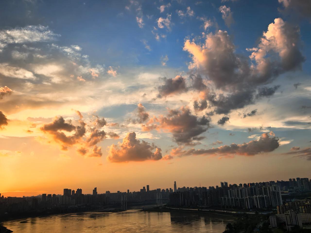 今天重庆的晚霞简直绝了，直接刷爆朋友圈。我在小区楼顶看到那一幕，也被狠狠震撼到。