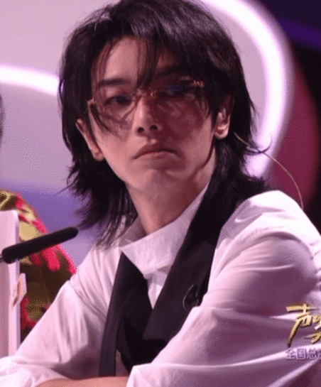 华晨宇的表情 声鸣远扬直播华晨宇在《声鸣远扬》直播的表现，可爱又专业，很难不被圈