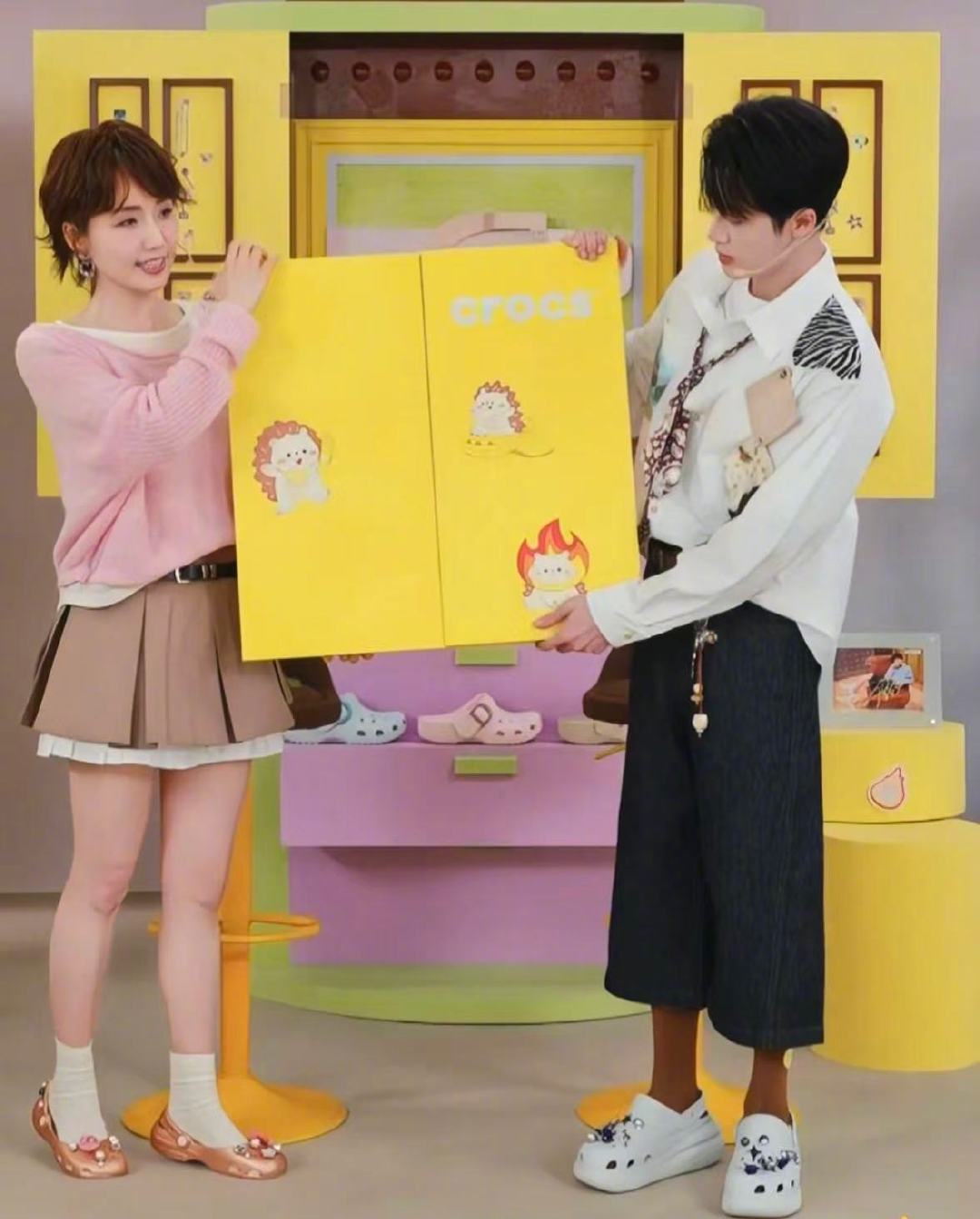 檀健次喜提洞门拼豆小人 软萌拼豆小人可爱满分，完美复刻心动瞬间。檀健次用心搭配各